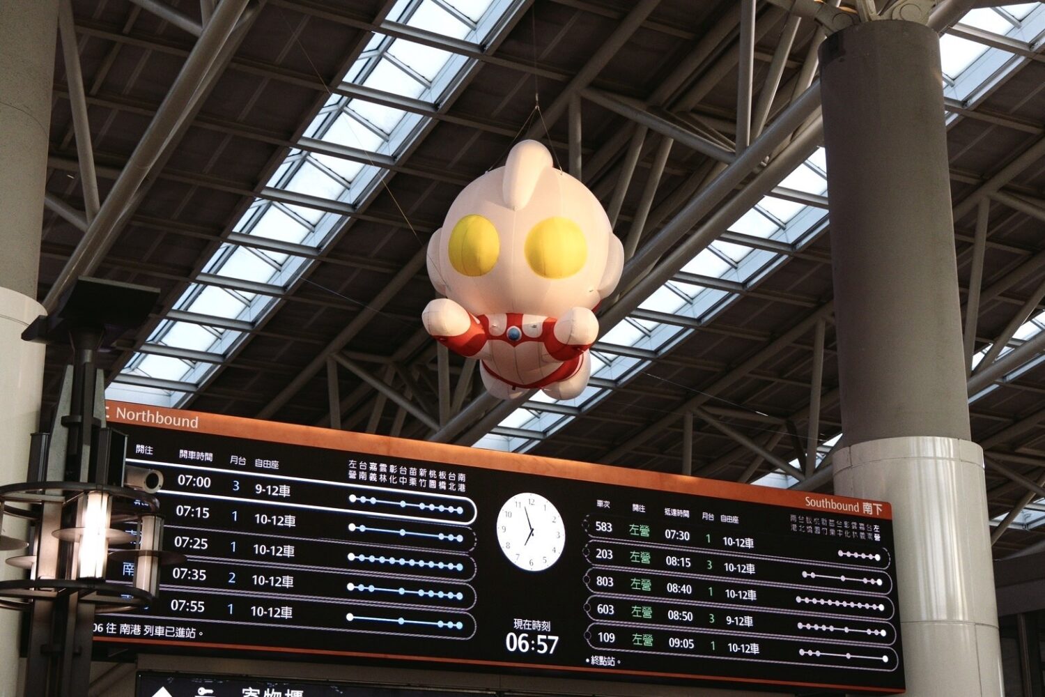 超人力霸王驚喜現身高雄高鐵左營站！旅客滿滿驚喜