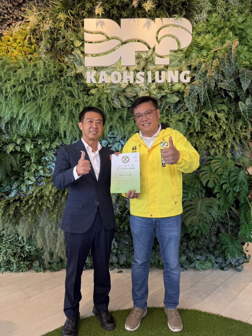 蘇致榮完成登記　許智傑贈鞋披戰袍力挺！