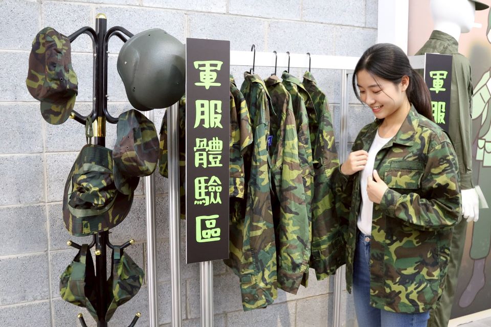 中原文創園區《兵兵有理》特展　蒐集數位集章換「國軍便當杯墊」