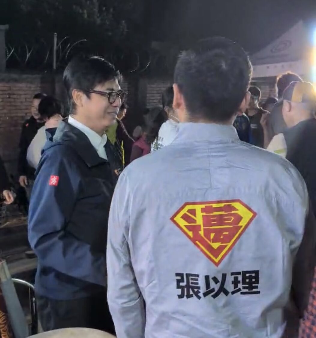 超人來了？原來是「他」！　 陳其邁笑虧：內褲怎麼穿到胸前？