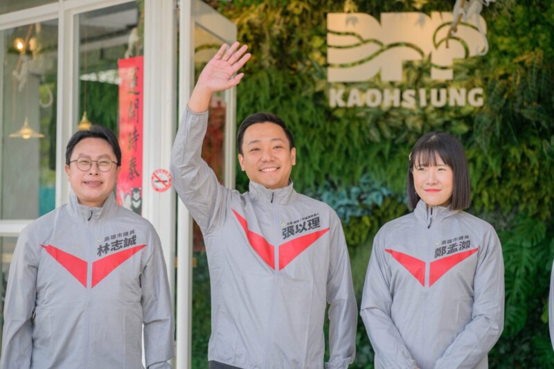 超人來了？原來是「他」！　 陳其邁笑虧：內褲怎麼穿到胸前？