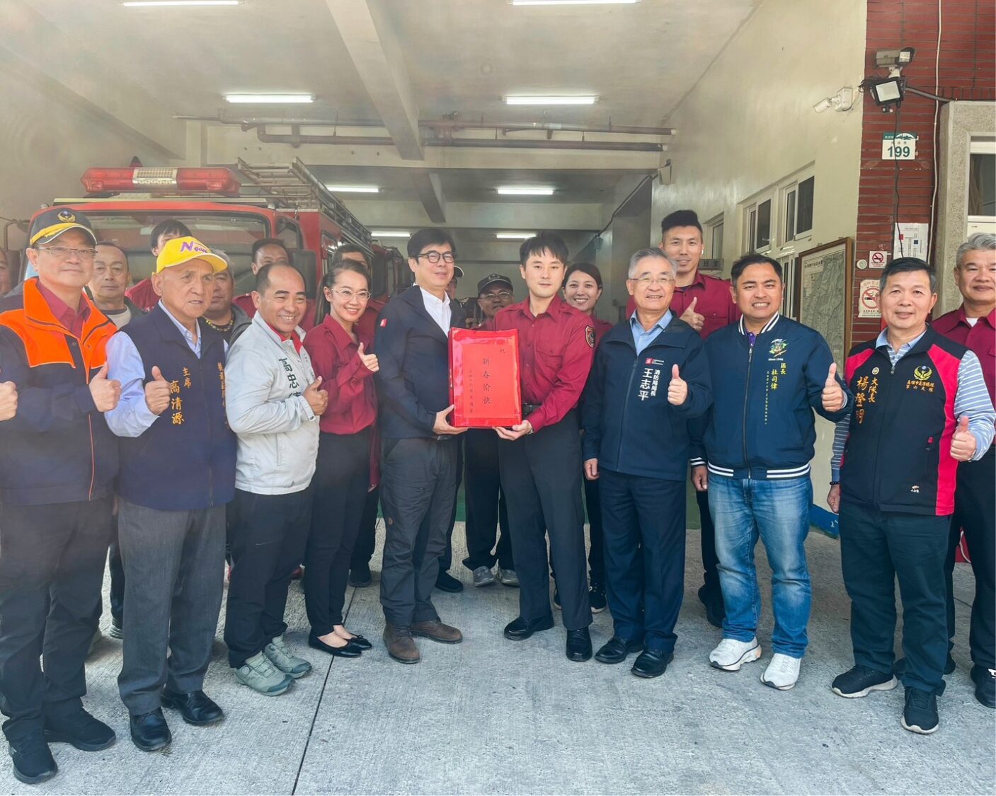 陳其邁前往山城慰勉同仁 發送紅包感謝守護市民平安過好年