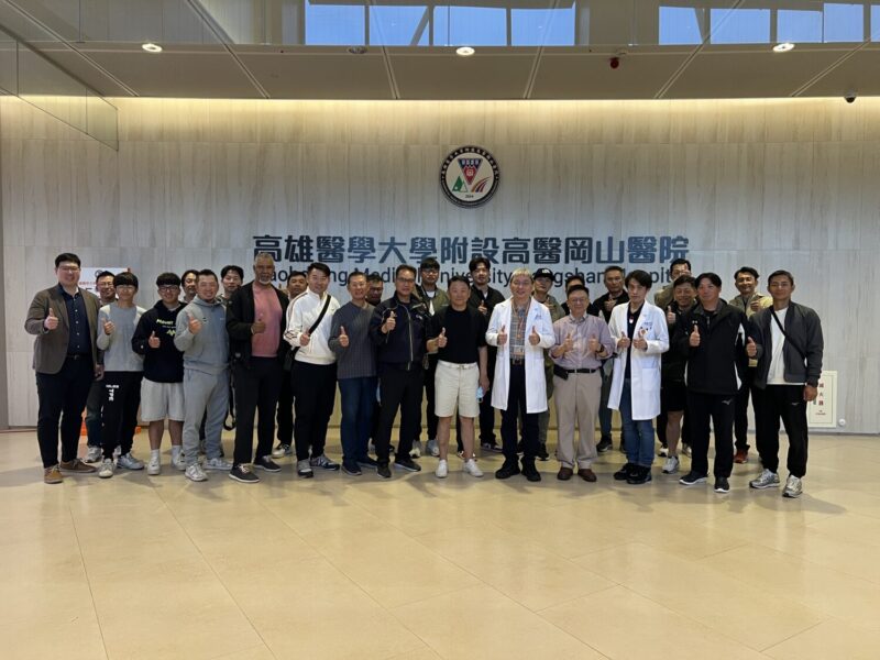 台鋼雄鷹職棒隊至高醫岡山醫院進行2026年度健康檢查 院長親自規劃 守護教練與球員健康「做伙拚」