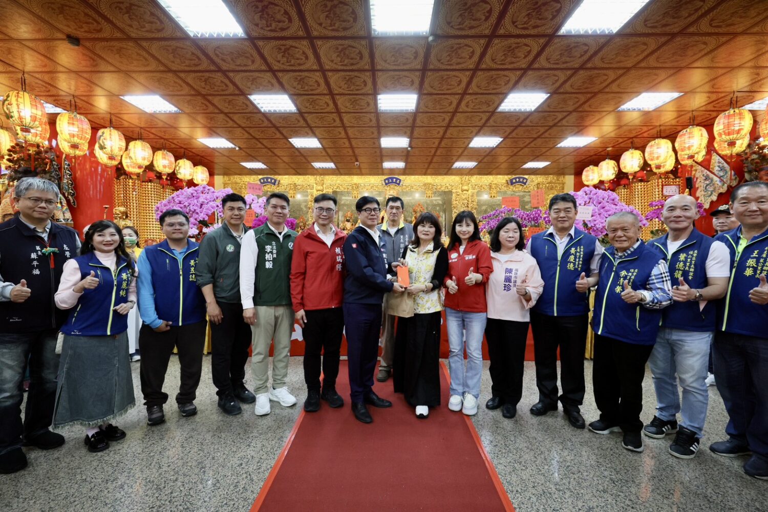 陳其邁迎天公生走訪4宮廟 民眾熱情迎接 祈願市運昌隆 馬年順勢奔騰