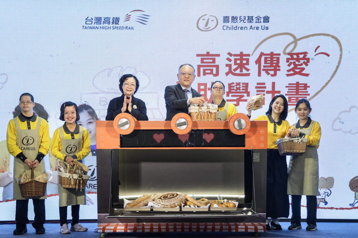 ▲高速傳愛計畫自元旦起跑後獲得不少旅客響應，其中楊姓小朋友更是捐了8次，讓工作人員感動不已。（圖/喜憨兒基金會提供）
