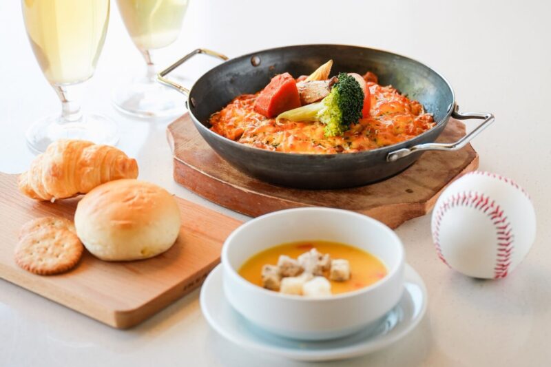 ▲Cozzi THE Roof推出多重餐飲優惠，貴賓於活動期間凡點任一款啤酒，可享「買一送一優惠」，邀請球迷一同熱血觀賽。（圖/和逸飯店·高雄中山館提供）