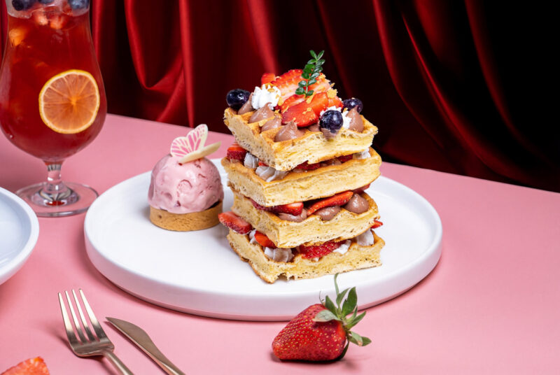 ▲京心咖啡廳季節限定的「莓好鬆餅」外酥內軟，鋪上新鮮草莓與細緻奶霜。（圖/萬豪就店提供）