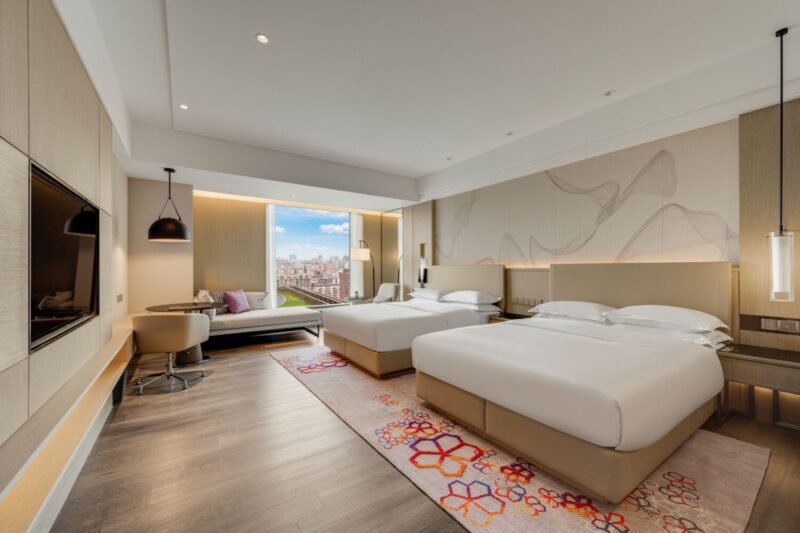 ▲平日(週日至週四)於官網高鐵聯票頁面預訂五週年住房專案「經典客房雙床房」，還有機會依房況免費升等豪華家庭房。（圖/高雄萬豪酒店提供）