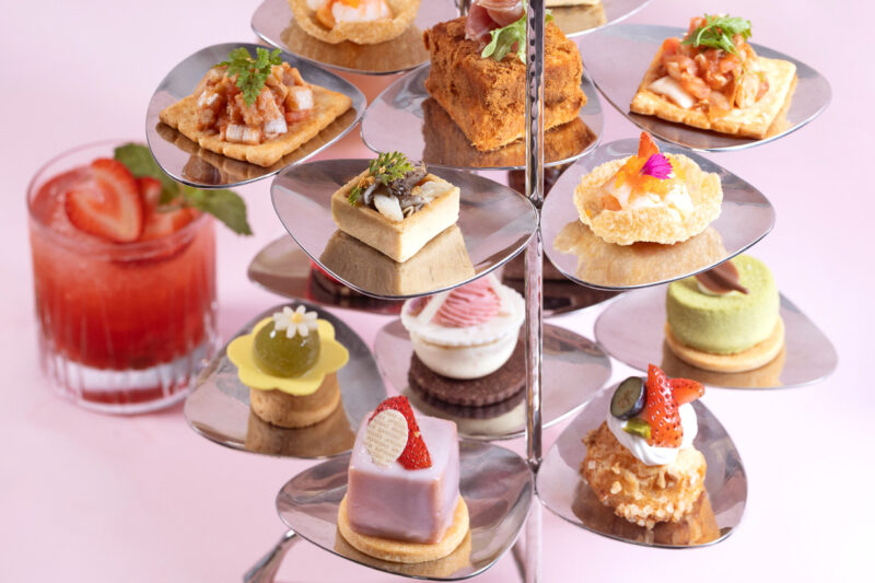 ▲皇怡咖啡廳以多汁草莓設計多款色彩粉嫩、果香濃郁的甜點，擄獲草莓控的味蕾。（圖/萬豪就店提供）