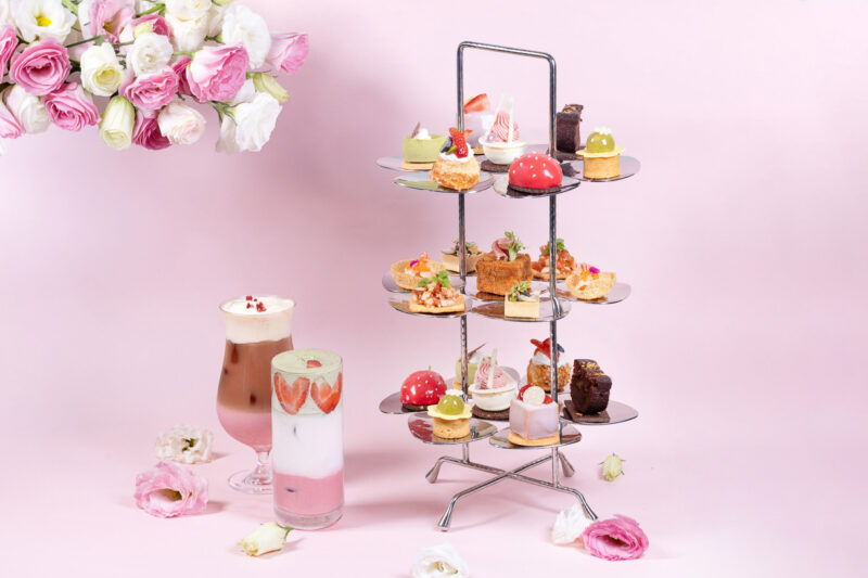 ▲皇怡咖啡廳推出「春日莓好雙人午茶」，以精緻層架呈現 7 款甜點與 4 款鹹點。（圖/萬豪就店提供）