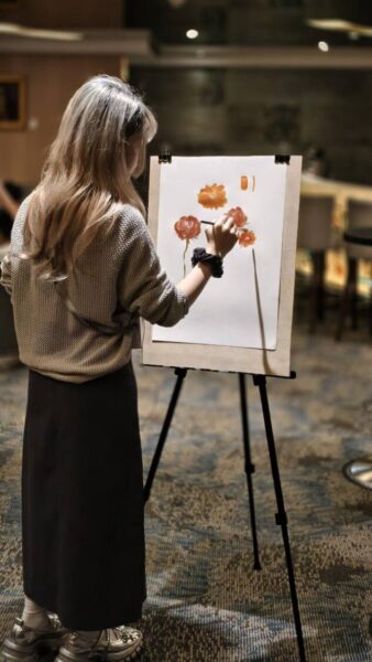 ▲兒童節手作活動由專業老師示範，帶領大小朋友一起製作。（圖/高雄翰品酒店提供）