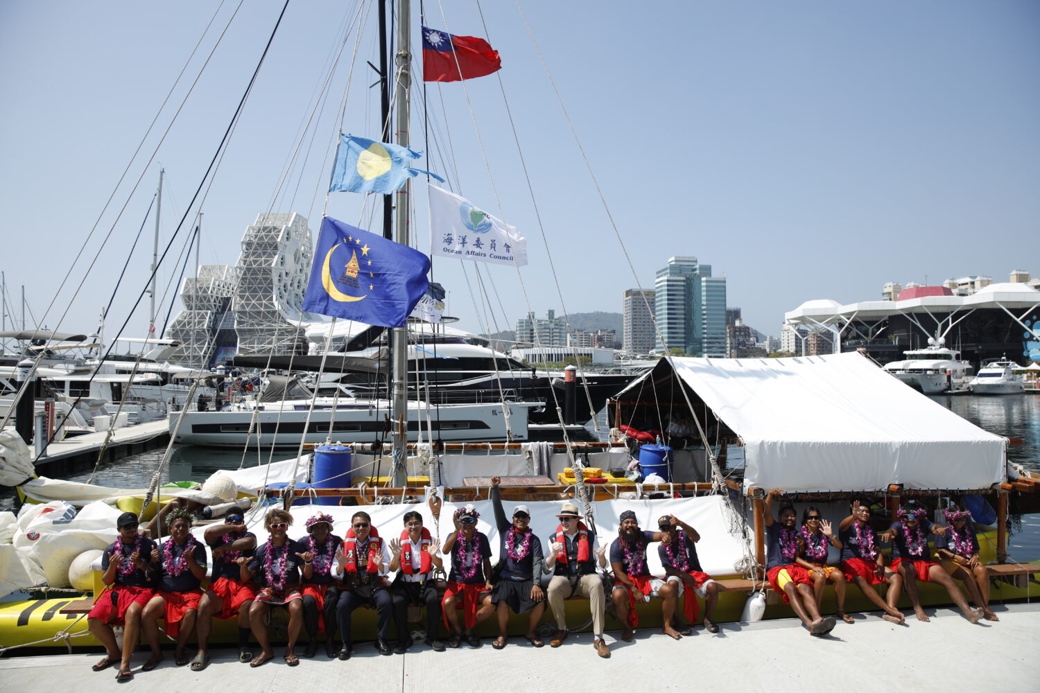 帛琉「無私分享號」傳統航海壯舉感動人心　海委會於高雄港盛大迎船