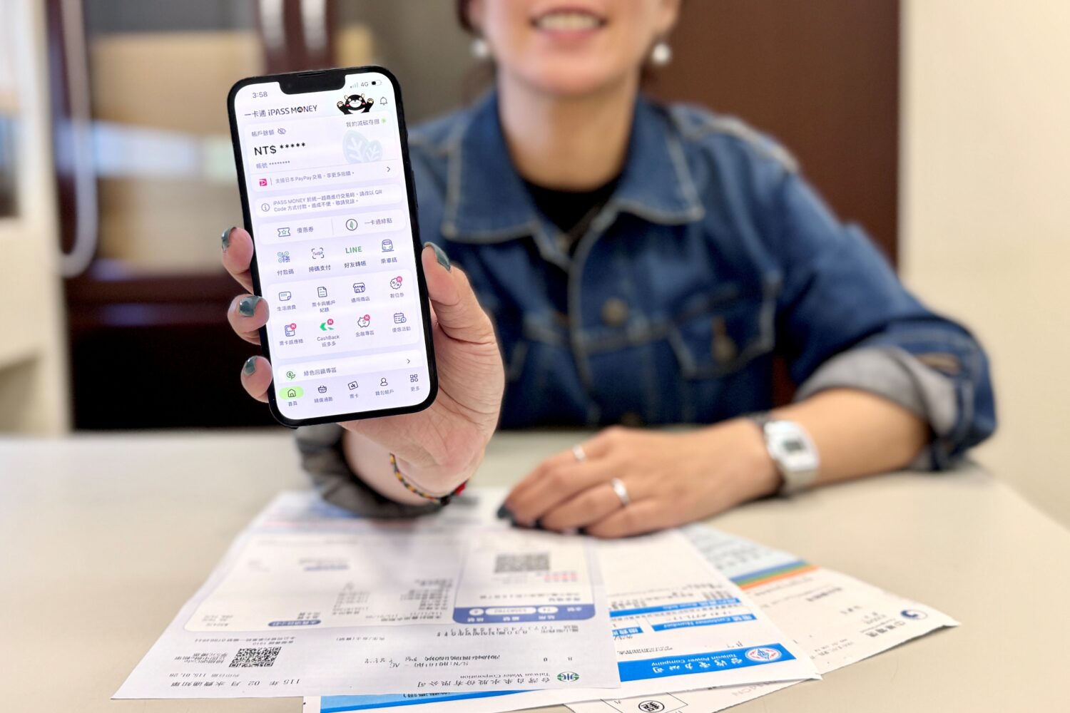 整合高達8,400項生活繳費 首次使用APP繳費現享5%回饋 一卡通 iPASS MONEY APP 輕鬆掌握數位減碳生活