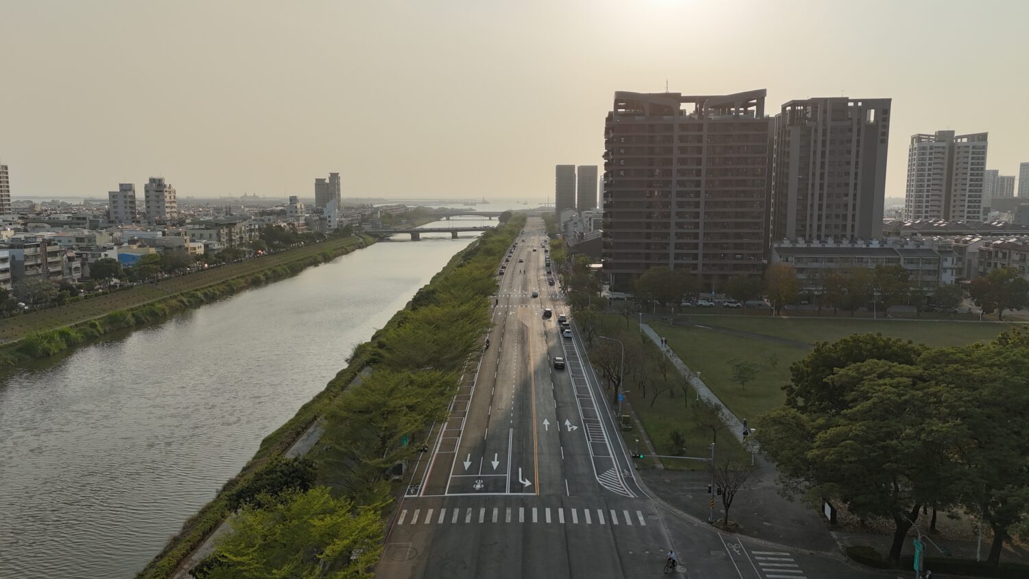 楠梓援中路刨鋪　設置停車帶保護型自行車道與左轉車道提升交通安全