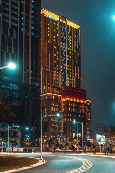 ▲高雄萬豪酒店外牆亮燈照。(圖/高雄萬豪酒店提供)