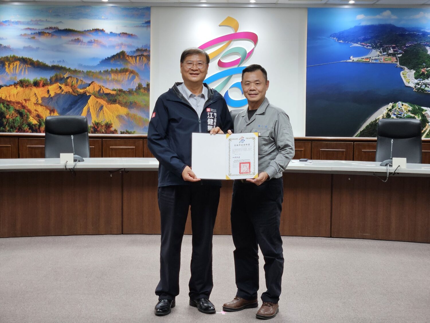 高市府勞工局召開勞工自治委員會 頒發新聘聘書並致匾感謝委員長期貢獻