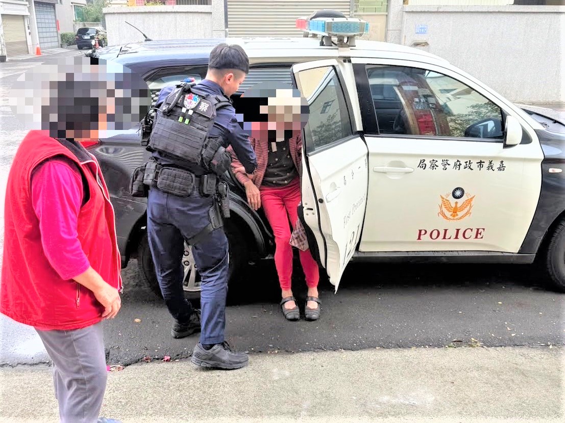 疲憊老婦迷失街頭　八掌警平安護送助返家