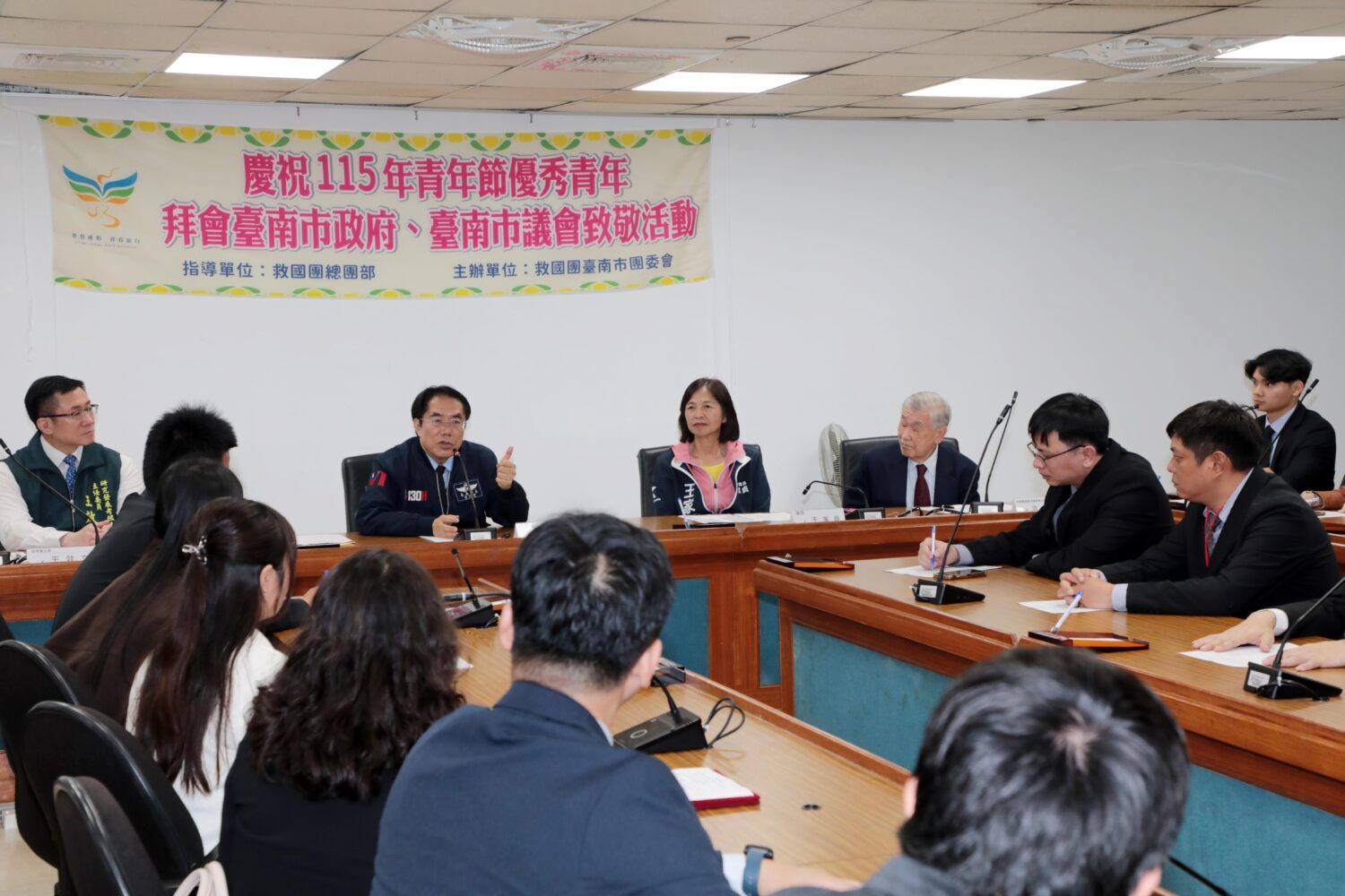 台南市府救國團賀青年節  黃偉哲接見優秀代表共話AI科技與文創未來