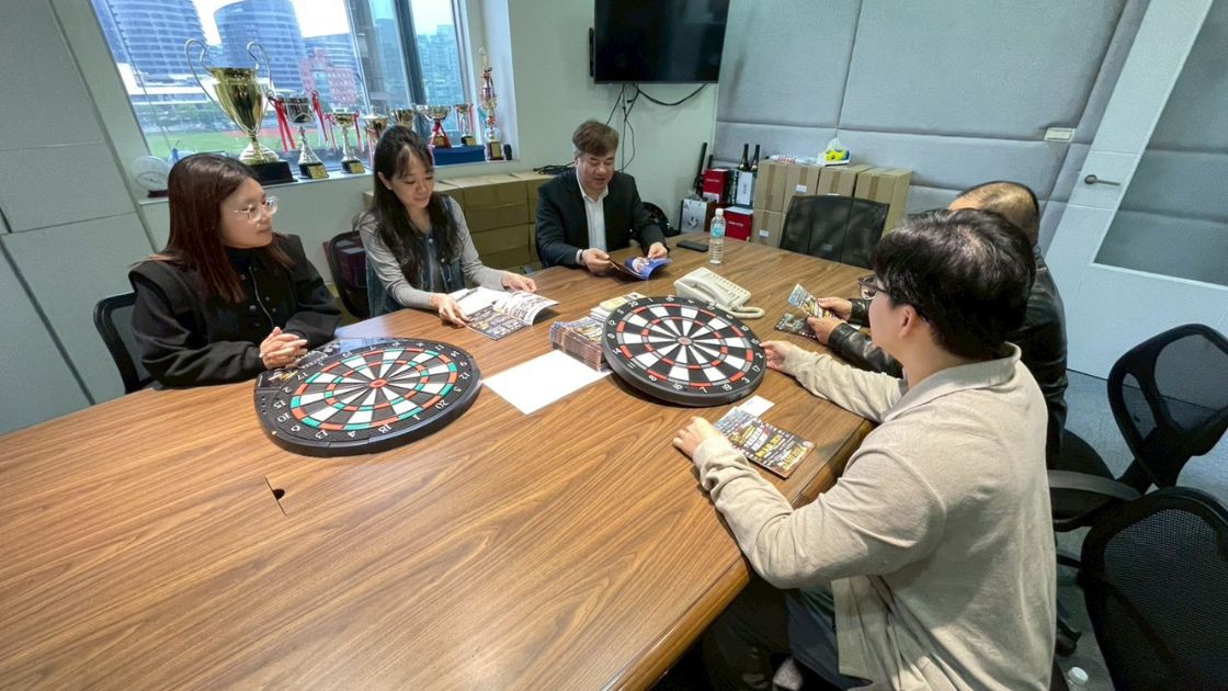 聚焦於深耕基層的會議現場。郭金耀會長與程俊昇執行長正與團隊進行實務討論。