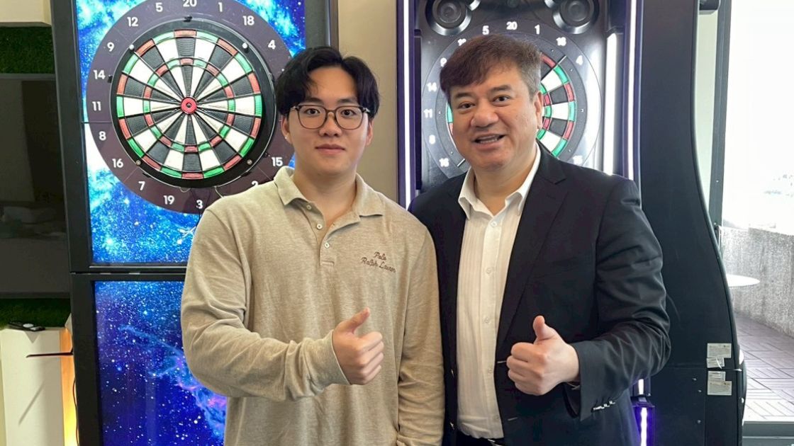 郭金耀會長與宏林行銷長程品恆同框，在專業電子飛鏢機台前雙雙豎起大拇指，象徵體育與行銷兩大產業領導者對於飛鏢未來發展的信心。