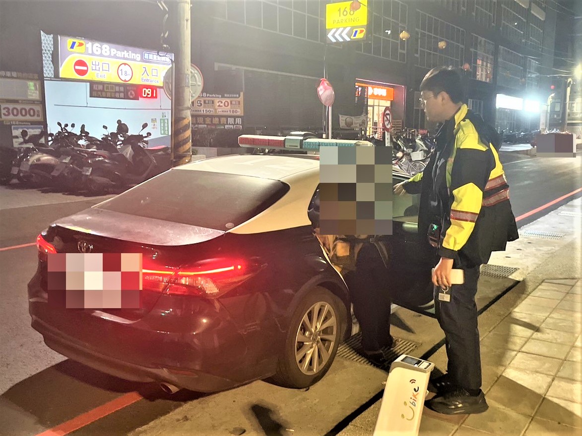 失智翁迷途街頭　長榮警即時協助返家