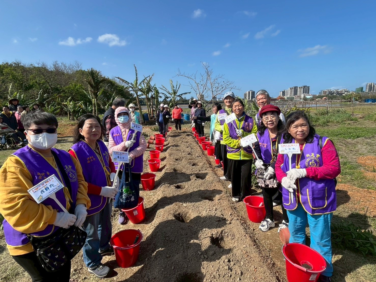 推動綠色永續  慢飛兒揮動鏟子種下樹苗