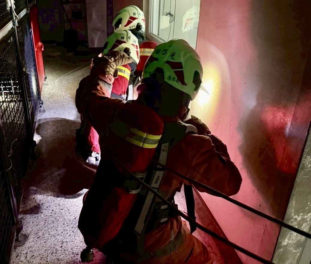 提升火場自救互救能力  竹市消防局辦理火場生存訓練