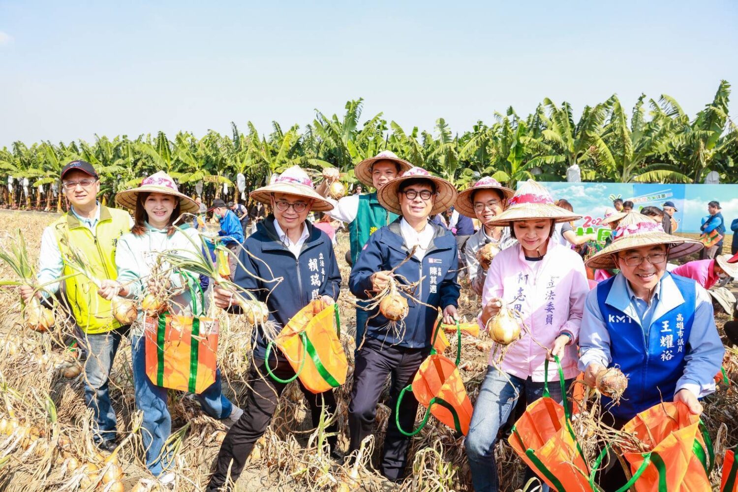 2026林園洋蔥節熱鬧登場  陳其邁下田「ㄎㄠ蔥頭」