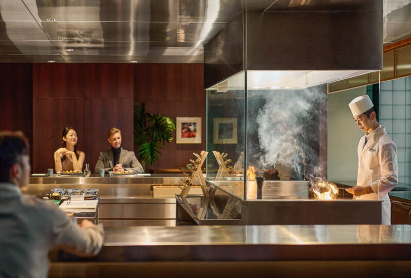 ▲《春の割烹》 以正統日式餐飲文化所重視的「旬味」為核心，透過割烹料理形式展現料理形式展現料理長與賓客之間的即席互動。（圖/高雄洲際酒店提供）