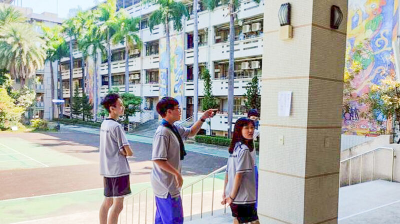 ▲今天是元宵節,光華國中打造「跨域知識燈謎牆」,設計16題創意謎題,學生們掀起搶答熱潮。(圖/光華國中提供)