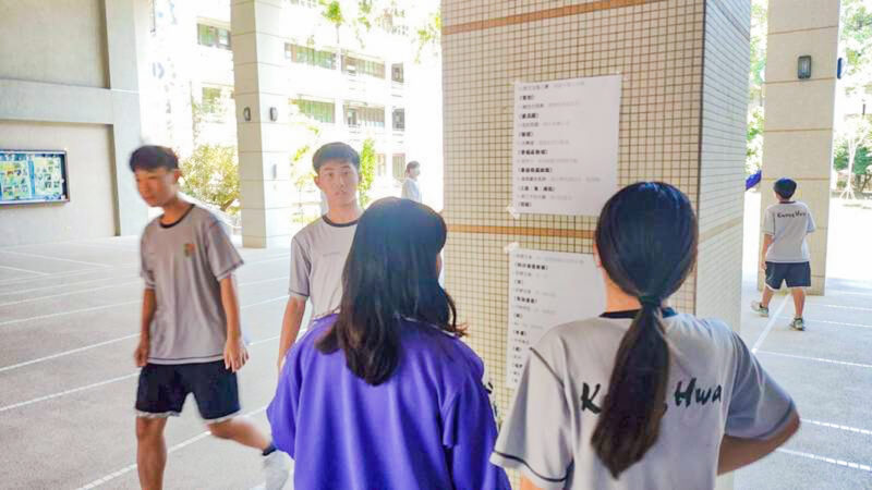 ▲今天是元宵節,光華國中打造「跨域知識燈謎牆」,設計16題創意謎題,學生們掀起搶答熱潮。(圖/光華國中提供)