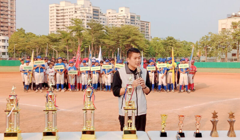 ▲高雄中區扶輪社社長王勛緯勉勵小選手以球會友，將自身學習的經驗帶到場上，發揮未來之星的身手，在棒球的舞台上發光發熱。（圖/主辦單位提供）