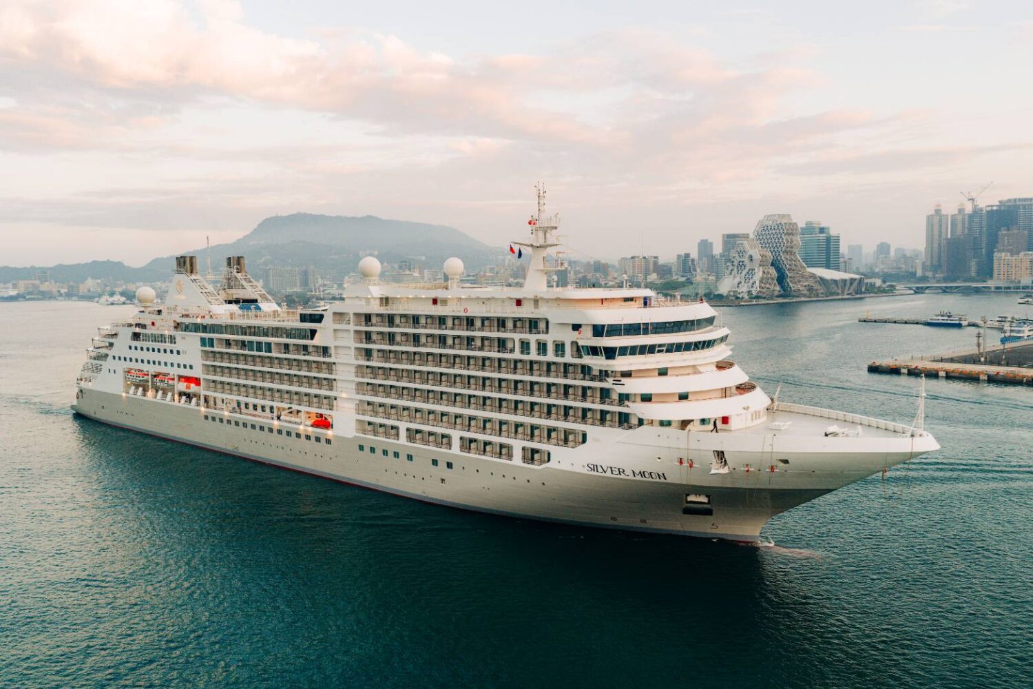 銀海郵輪「銀海明月號」首次靠泊高雄港 外籍旅客開心體驗港都文化魅力