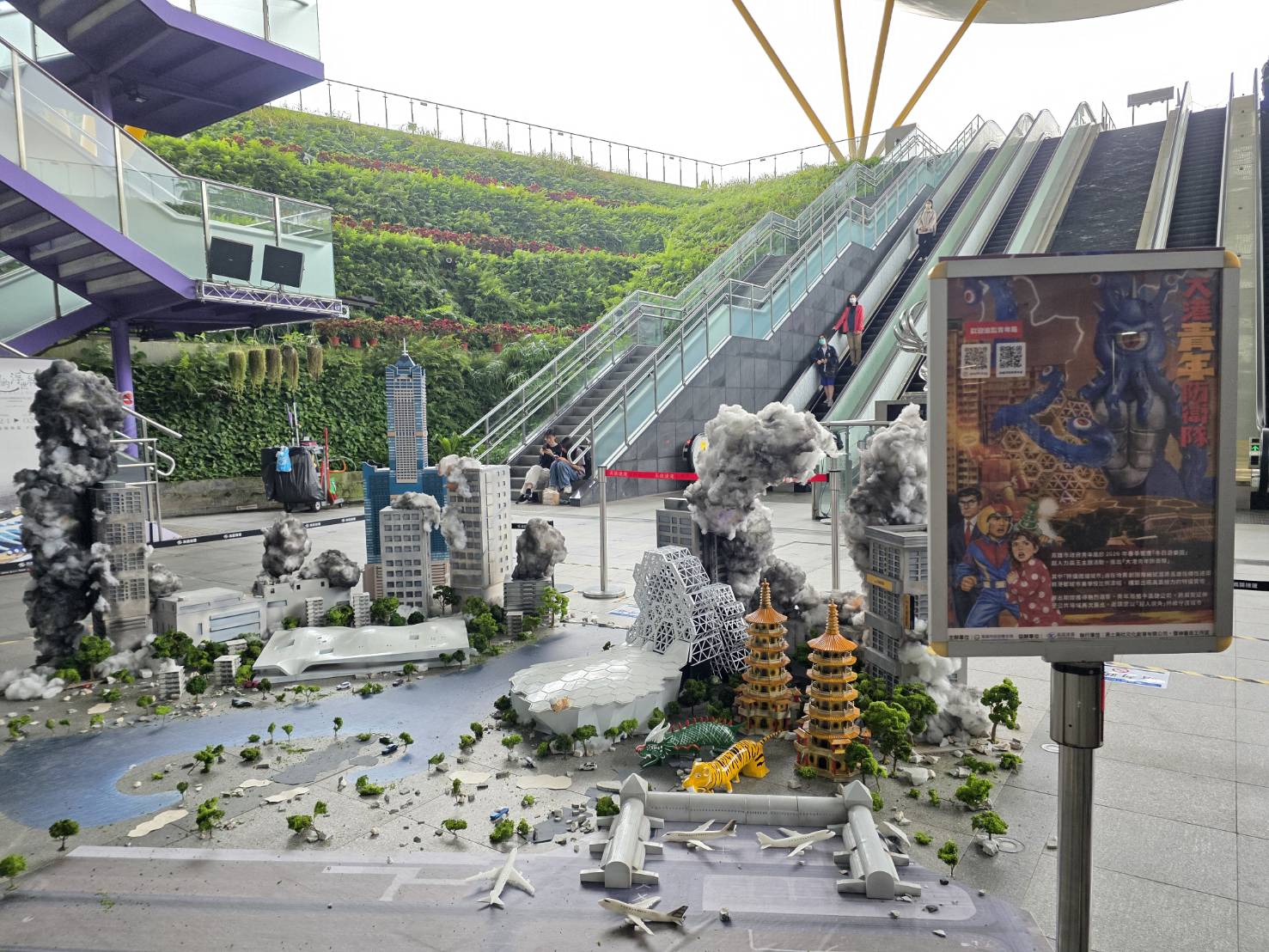 高市青年局「大港青年防衛隊」特攝熱潮不減！ 微縮城市登陸捷運中央公園站　機票得主驚喜現身