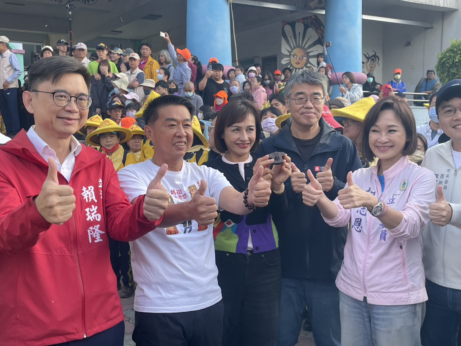 苗栗白沙屯拱天宮媽祖來到旗山 邱議瑩「鑽轎底」祈求國泰民安 苗栗白沙屯拱天宮媽祖來到旗山 邱議瑩「鑽轎底」祈求國泰民安