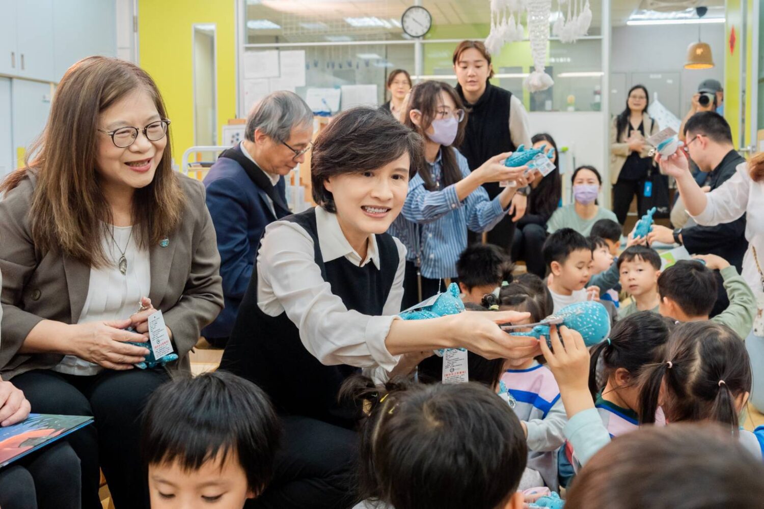 行政院副唍長鄭麗君走進幼兒園 與孩子共讀《海邊的星星巨人》 用故事種下守護海洋的種子