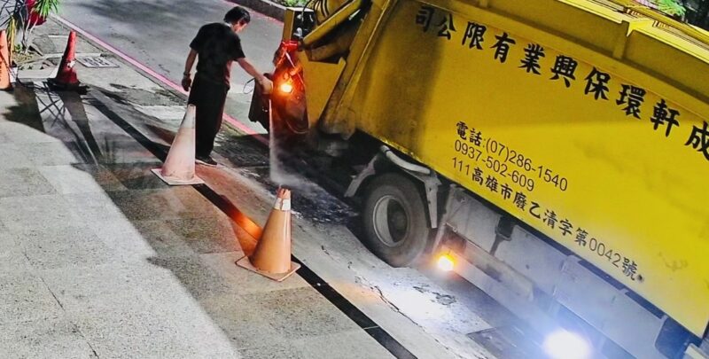 成軒環保興業公司車輛暗夜幸福川偷排放廢汙水 吳文欽里長要求負責善後