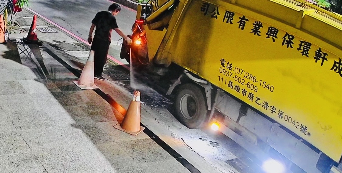 成軒環保興業公司車輛暗夜幸福川偷排放廢汙水 吳文欽里長要求負責善後 成軒環保興業公司車輛暗夜幸福川偷排放廢汙水 吳文欽里長要求負責善後