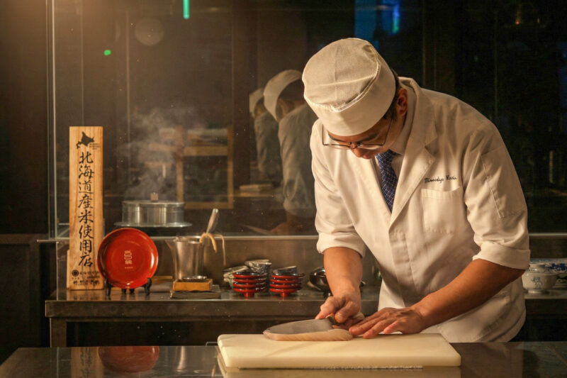 ▲高雄洲際酒店的WA-RA日式餐廳推出春季主題《春の割烹》及白色情人節限定《WA-RA 專屬於妳 ‧ 櫻花返禮》套餐，邀請賓客體驗沉浸式的感官之旅。（圖/高雄洲際酒店提供）