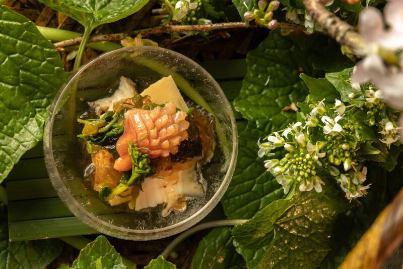 ▲Ukai Kaiseki懷石-春貝鮑魚山葵葉。（圖/然一酒店提供）
