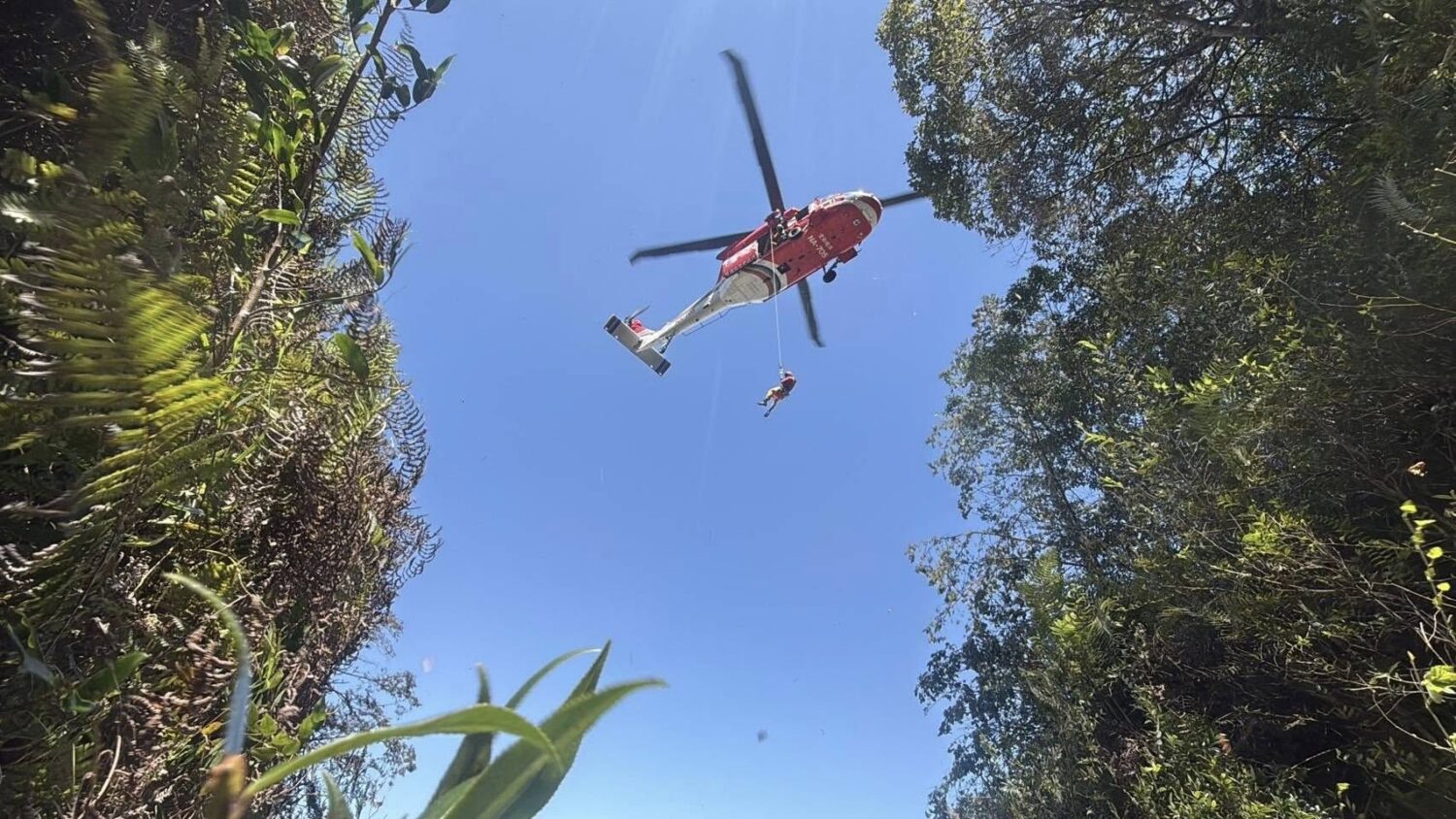 攀西巒大山墜谷殞命  直升機吊掛下山