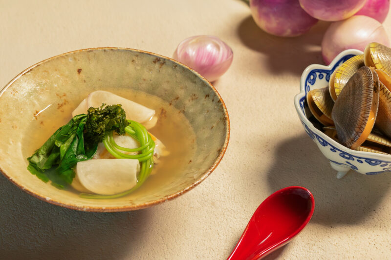 ▲Ukai Kaiseki懷石-海瓜子．三葉芹．蕪菁。（圖/然一酒店提供）