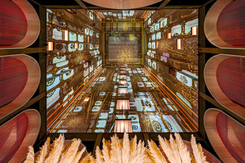 ▲WA-RA日式餐廳 獨特的沉浸式光雕投影，營造出浪漫氛圍，為白色情人節的饗宴增添最動人。（圖/高雄洲際酒店提供）