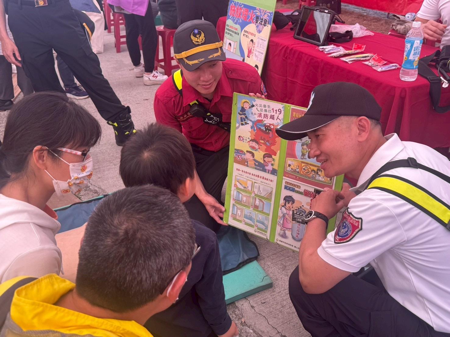 永安消防隊藉天文宮書法寫生盛會 宣導防範一氧化碳中毒觀念 永安消防隊藉天文宮書法寫生盛會 宣導防範一氧化碳中毒觀念