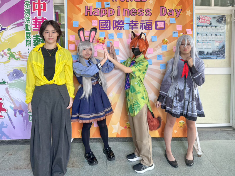 ▲動畫科學生以Coser動漫角色造型現身校園，為活動增添趣味性與沉浸感，也展現多媒體創作與角色設計的專業成果。（圖/中華藝術學校提供）