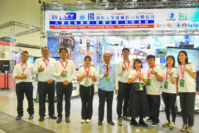 ▲永揚消防董事長張來川（左五）與公司團隊。（圖/永揚消防公司提供）