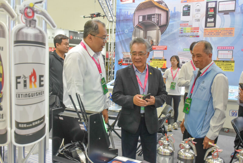 ▲高市消防局長王志平（中）參觀高雄智慧城市展永揚消防安全設備股份有限公司展位，由董事長張來川（右）親自解說。（圖/永揚消防公司提供）