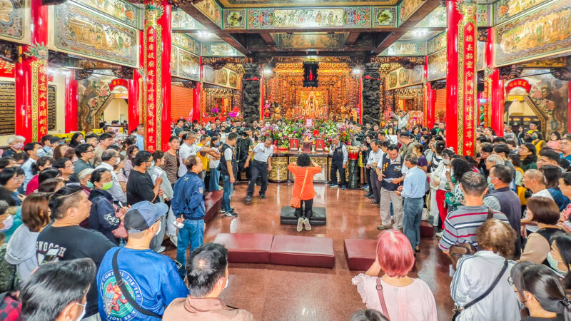 ▲鳳山赤山文衡殿搏「金關帝」擲筊祈福活動,今天有534人進入總決賽,場面相當熱絡。(圖/記者張忠義攝)