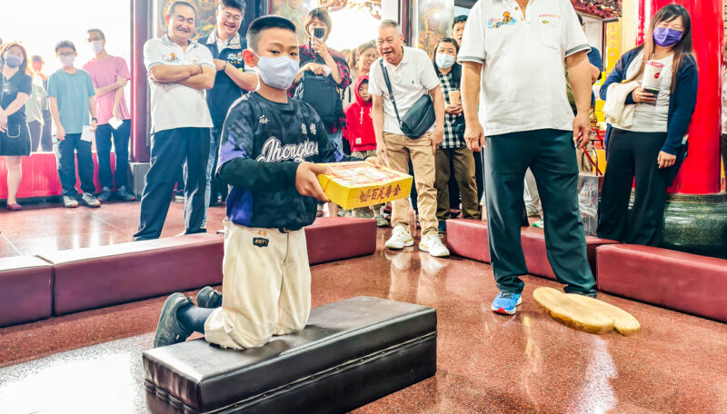 ▲10歲學童林品翰,竟出現連擲14個聖杯而拔得頭籌抱回金關公,也創下文衡殿從2020年舉辦6屆以來,連續聖杯最多的紀錄。(圖/記者張忠義攝)