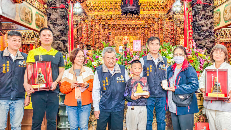 ▲文衡殿搏「金關帝」擲筊祈福活動,林品翰(中)以14個聖杯拔得頭籌抱回金關公,二、三、四、五名也分別抱回好禮。(圖/記者張忠義攝)